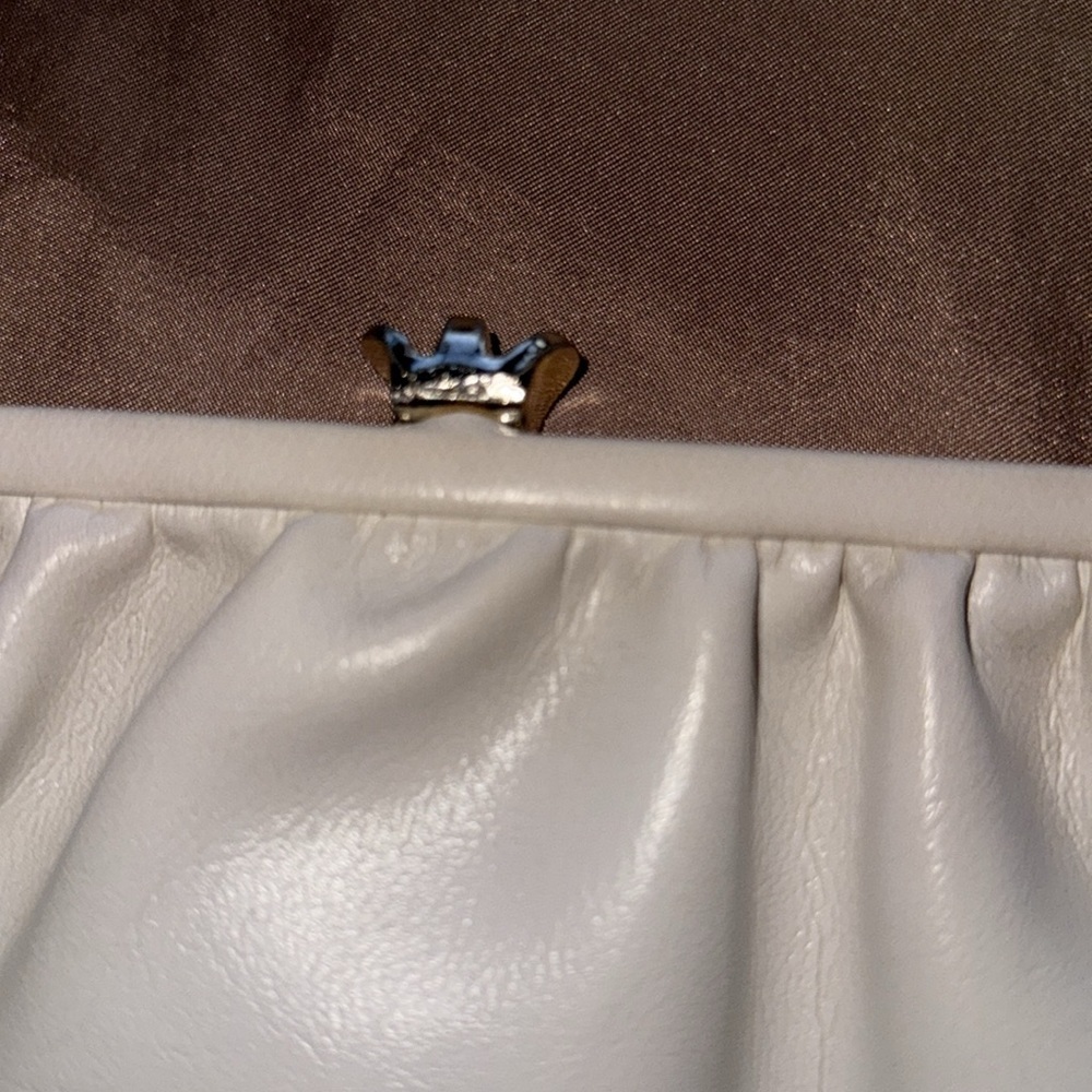 Vintage White Leather Clutch Metal Chain & Frame Red Leather Interior Retro Chic - Picture 4 of 13